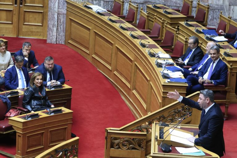Πολιτική σύγκρουση στη Βουλή: «Κράτος Δικαίου» ή σκάνδαλα; Στα άκρα κυβέρνηση και αντιπολίτευση
