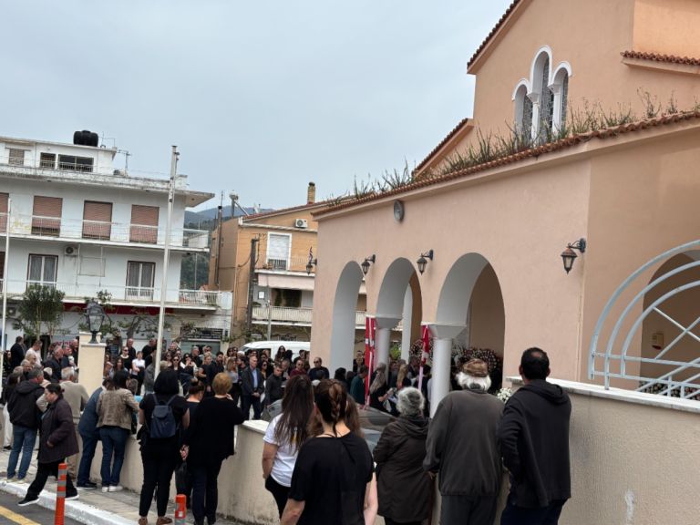 Κεφαλονιά: Σπαραγμός στο τελευταίο «αντίο» της 19χρονης Μυρτούς – Συγκλονίζει η μητέρα της