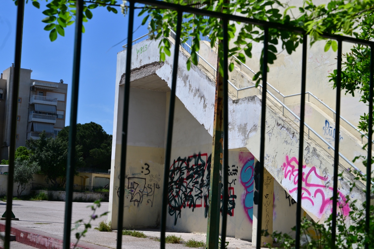 Χαϊδάρι: «Έπεσε με το κεφάλι, δεν καθόταν στην κουπαστή»–Τι δηλώνει η διευθύντρια για το ατύχημα της 13χρονης