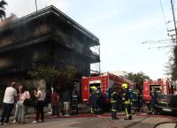 Φωτιά στο Ίλιον: «Ακούστηκαν εκρήξεις, άρπαξαν οι τέντες και οι φλόγες έγιναν ανεξέλεγκτες»