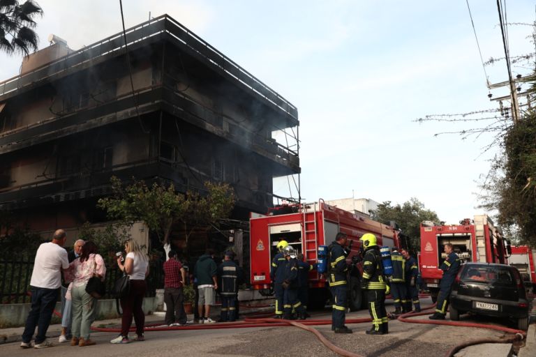Φωτιά στο Ίλιον: «Ακούστηκαν εκρήξεις, άρπαξαν οι τέντες και οι φλόγες έγιναν ανεξέλεγκτες»