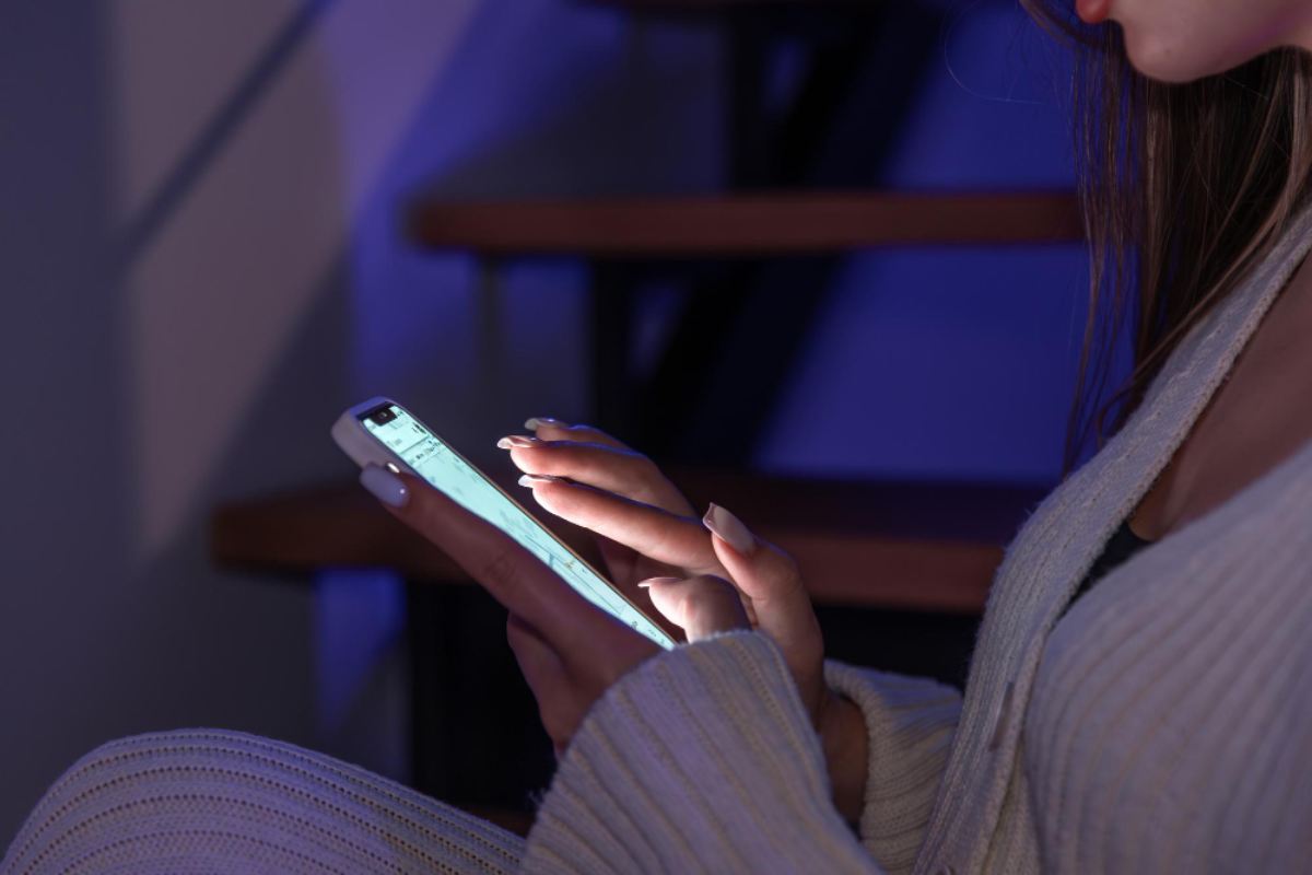 Δεν χαλάει τελικά τον ύπνο σου το μπλε φως του κινητού – Τι δείχνει η πιο πρόσφατη έρευνα