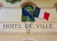 Έχουν δικαίωμα οι δήμαρχοι να κατεβάσουν την ευρωπαϊκή σημαία από το δημαρχείο;