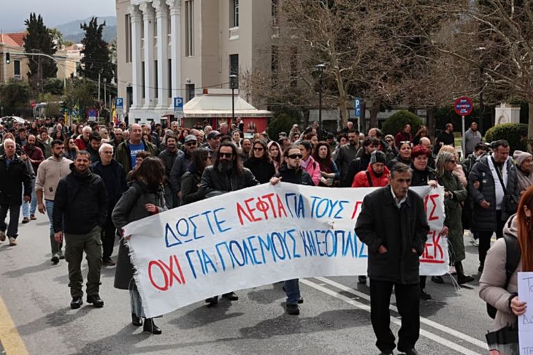 Λέσβος σε ασφυξία: Άδειασαν ράφια και επιχειρήσεις λόγω κινητοποιήσεων