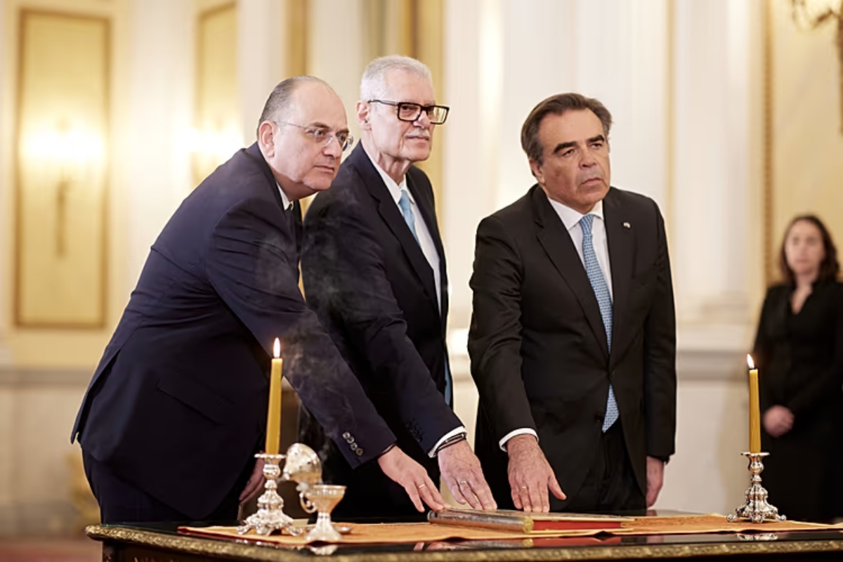 Ορκίστηκαν οι τρεις νέοι υπουργοί – Δέσμευση Σχοινά για ισχυρή ελληνική φωνή στις Βρυξέλλες