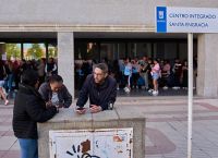 Ισπανία: Χάος με ουρές και «κρασάρισμα» συστήματος στην έναρξη νομιμοποίησης μεταναστών