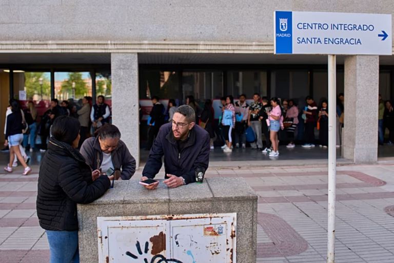 Ισπανία: Χάος με ουρές και «κρασάρισμα» συστήματος στην έναρξη νομιμοποίησης μεταναστών