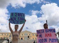 Διαμαρτυρία βίγκαν ακτιβιστών στο Σύνταγμα κατά της θανάτωσης αμνοεριφίων για το Πάσχα