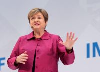 Γκεοργκίεβα: Οι τιμές δεν θα πέσουν γρήγορα μετά τον πόλεμο στο Ιράν – Έρχεται υποβάθμιση ανάπτυξης