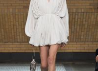 Total White: Η minimal τάση της άνοιξης που απογειώνει το στιλ χωρίς υπερβολές