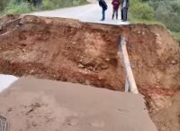 Καλλιτεχνούπολη: Δρόμος κόπηκε στη μέση από τα ορμητικά νερά – Άνοιξε τρύπα 10 μέτρων με βάθος 5 μέτρων