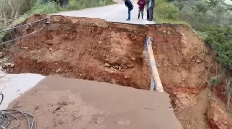 Καλλιτεχνούπολη: Δρόμος κόπηκε στη μέση από τα ορμητικά νερά – Άνοιξε τρύπα 10 μέτρων με βάθος 5 μέτρων