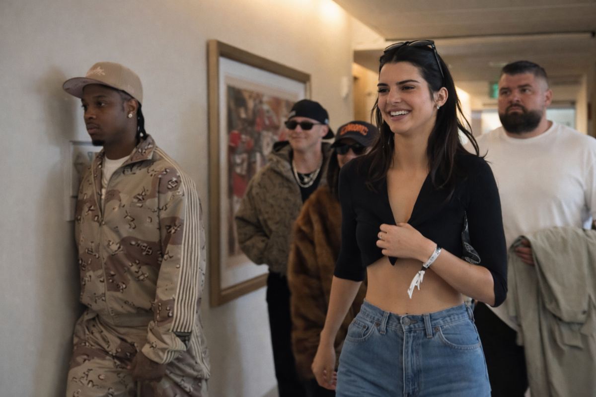 Κένταλ Τζέννερ στο Super Bowl 2026: Crop top, denim και απόλυτη αυτοπεποίθηση