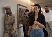 Κένταλ Τζέννερ στο Super Bowl 2026: Crop top, denim και απόλυτη αυτοπεποίθηση