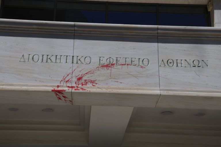Επίθεση στο Διοικητικό Εφετείο Αθηνών: Σφοδρή καταδίκη για «ευθεία προσβολή στη Δικαιοσύνη»