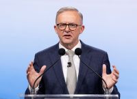 Αλμπανέζε κατά Τραμπ: «Ανησυχητική ρητορική» παρά την εκεχειρία στη Μέση Ανατολή