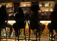 Τέλος τα κινητά στο τραπέζι: Τα “offline” εστιατόρια αλλάζουν τον τρόπο που βγαίνουμε