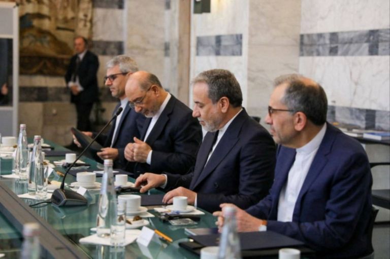 Ιράν απειλεί με “άνευ προηγουμένου” στρατιωτική δράση–Εκρηκτική κλιμάκωση για τον αποκλεισμό στη Μέση Ανατολή