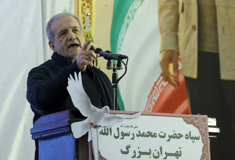 Ιράν: Ανθρώπινες αλυσίδες σε ενεργειακές εγκαταστάσεις πριν από το τελεσίγραφο Τραμπ