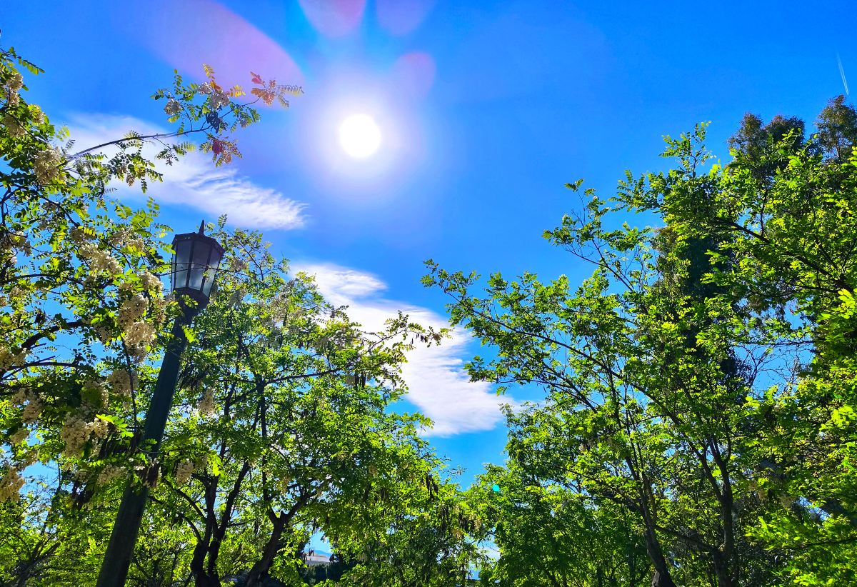 Καιρός: Ζέστη έως την Πέμπτη, βροχές και κρύο την Πρωτομαγιά