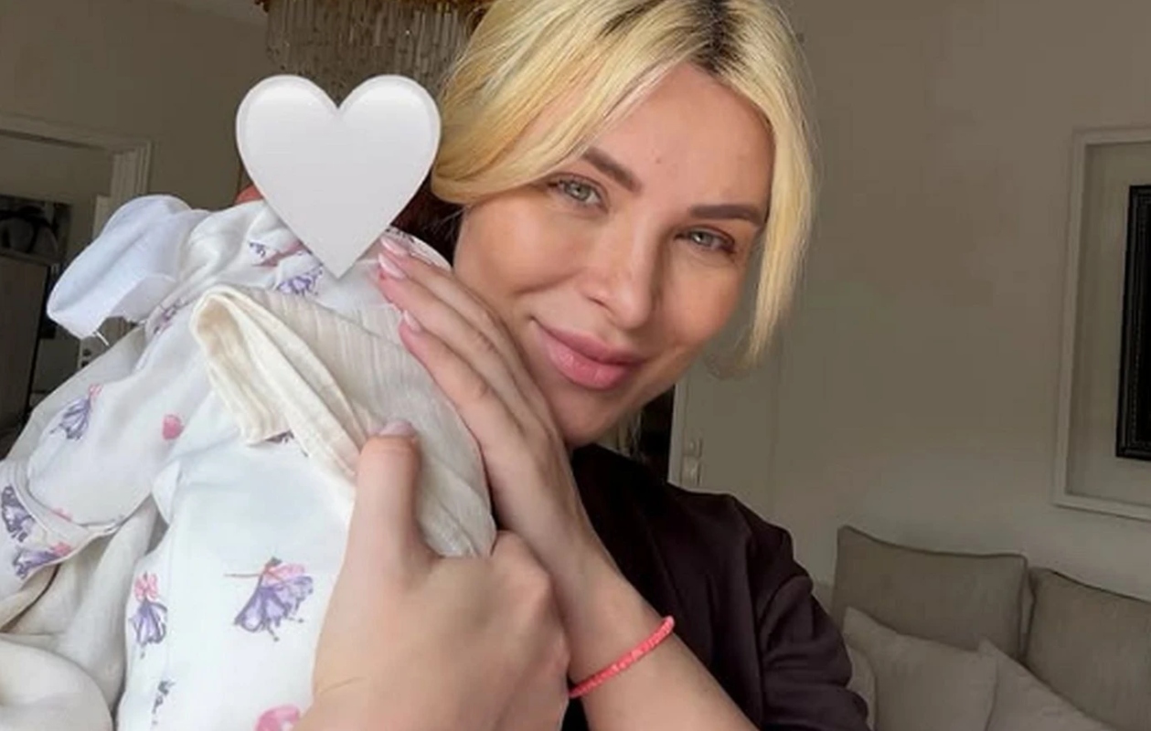 Καινούργιου: «Ξέσπασε» για τα χυδαία σχόλια για το μακιγιάζ στο μαιευτήριο– «Γιατί τόση κακία;»