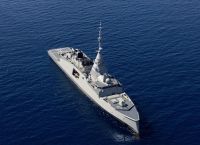 Στρατηγική επίδειξη ισχύος στον Πειραιά: Η φρεγάτα “ΚΙΜΩΝ” με Μητσοτάκη και Μακρόν