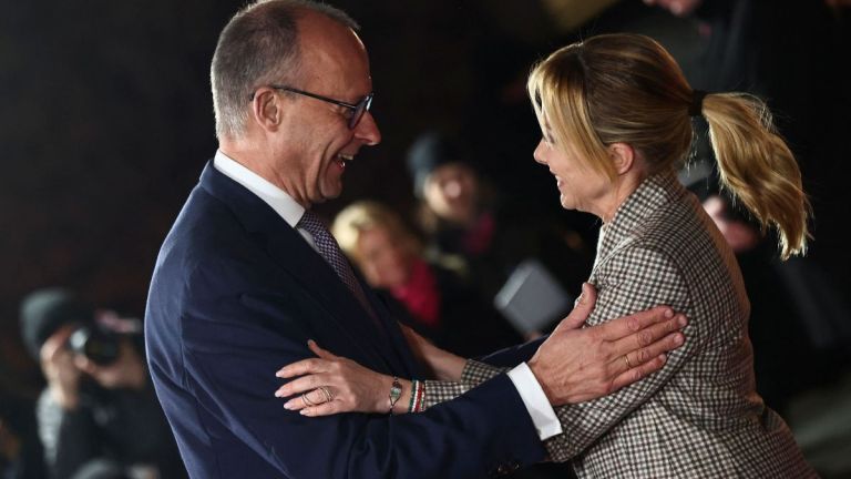 Μελόνι και Μερτς στηρίζουν Σάντσεθ απέναντι στις πιέσεις Τραμπ για το ΝΑΤΟ