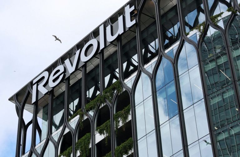 Revolut: Πρώτο φυσικό κατάστημα στη Βαρκελώνη – Το νέο μοντέλο «τράπεζας εμπειρίας»