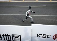 Πεκίνο 2026: Ανθρωποειδές ρομπότ κατέρριψε τα όρια στον ημιμαραθώνιο