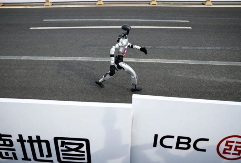 Πεκίνο 2026: Ανθρωποειδές ρομπότ κατέρριψε τα όρια στον ημιμαραθώνιο