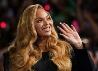 Beyoncé: Το μωβ Saint Laurent φόρεμα που «δείχνει» Lemonade και Act III
