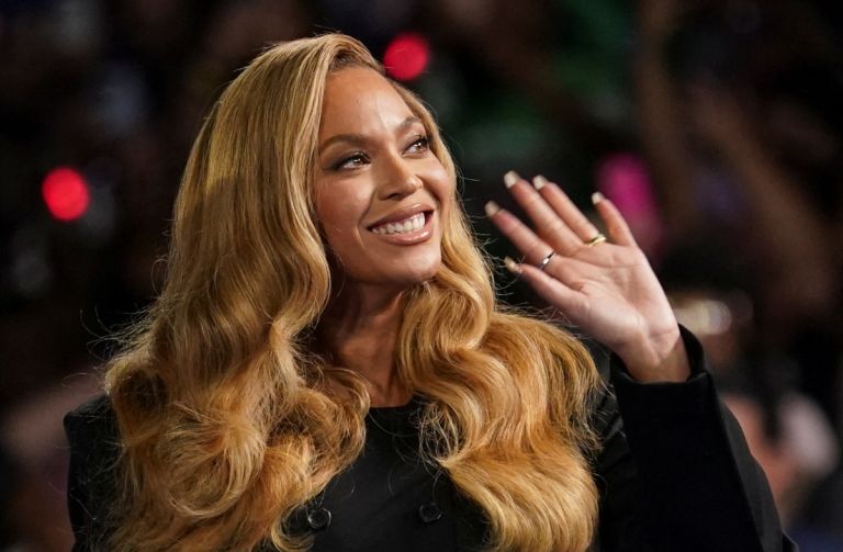 Beyoncé: Το μωβ Saint Laurent φόρεμα που «δείχνει» Lemonade και Act III