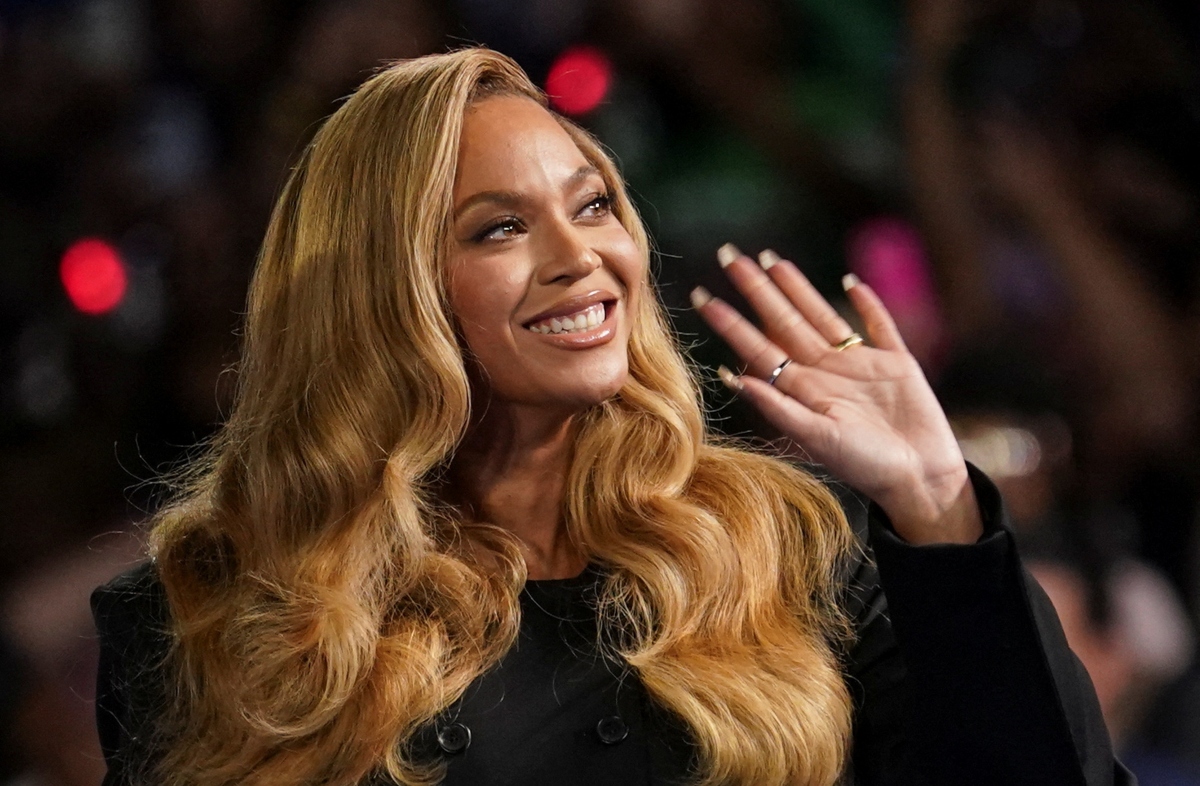 Beyoncé: Το μωβ Saint Laurent φόρεμα που «δείχνει» Lemonade και Act III