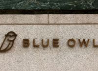Wall Street: Καμπανάκι στο private credit – Πλαφόν εξαγορών στη Blue Owl