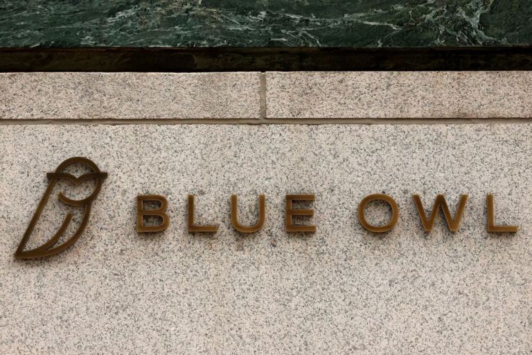 Wall Street: Καμπανάκι στο private credit – Πλαφόν εξαγορών στη Blue Owl
