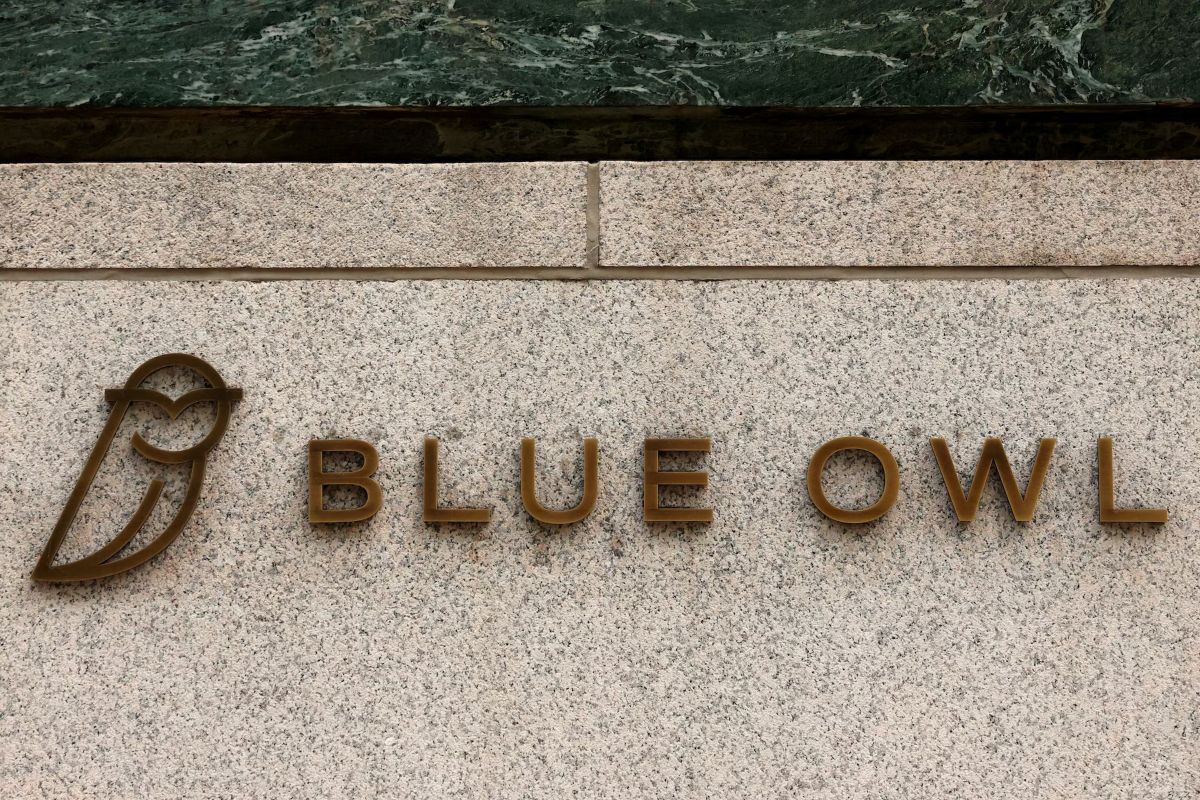 Wall Street: Καμπανάκι στο private credit – Πλαφόν εξαγορών στη Blue Owl