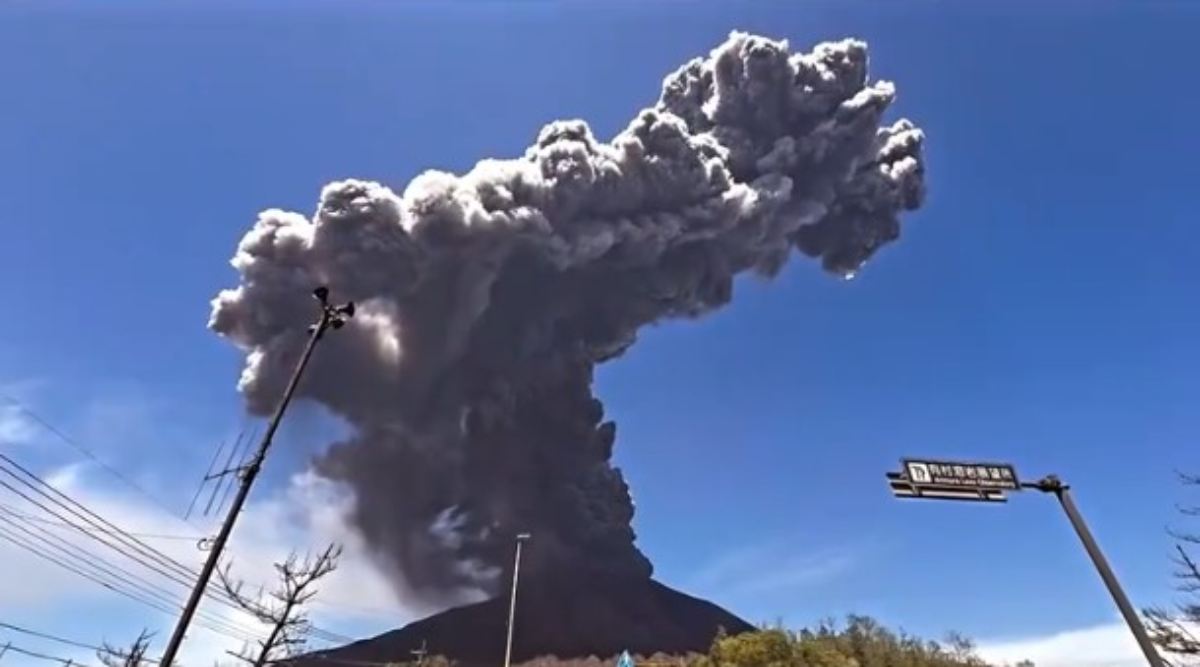 Ιαπωνία: Το ηφαίστειο Σακουρατζίμα «βρυχάται» ξανά – Στήλες τέφρας έως 3.400 μέτρα