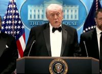 «Οι πυροβολισμοί δεν θα με αποτρέψουν να κερδίσω τον πόλεμο στο Ιράν» λέει ο Τραμπ