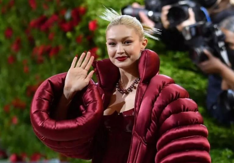 Τζίτζι Χαντίντ: «Δεν είχα καμία σχέση με αυτόν τον αποκρουστικό άνθρωπο» – Το όνομά της στα αρχεία Έπσταϊν