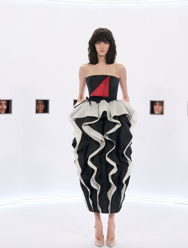 Anne Hathaway και Devil Wears Prada 2: Η μόδα της περιοδείας λέγεται «supernova joy»