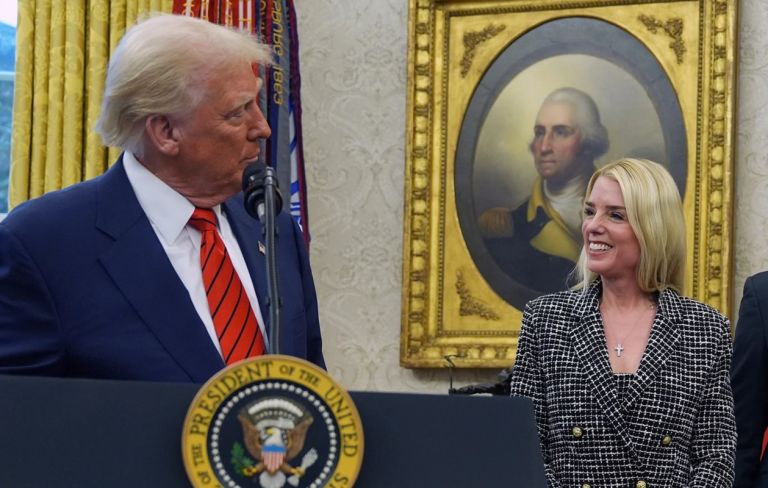 «Απολύεσαι!»: Ούτε η υπουργός Δικαιοσύνης των ΗΠΑ δεν γλίτωσε από τη δυσμένεια του προέδρου Τραμπ