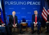 Από τα όπλα στις υποδομές: Τραμπ και Πούτιν συγκλίνουν σε μια σιωπηλή νέα “γλώσσα ισχύος”