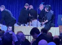 Τραμπ: Στο τραπέζι η χρήση αλεξίσφαιρου γιλέκου μετά τις συνεχείς απειλές κατά της ζωής του