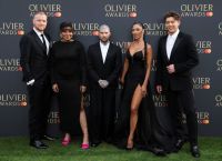 Olivier Awards: Λαμπερές αφίξεις στο «πράσινο» χαλί της θεατρικής γιορτής