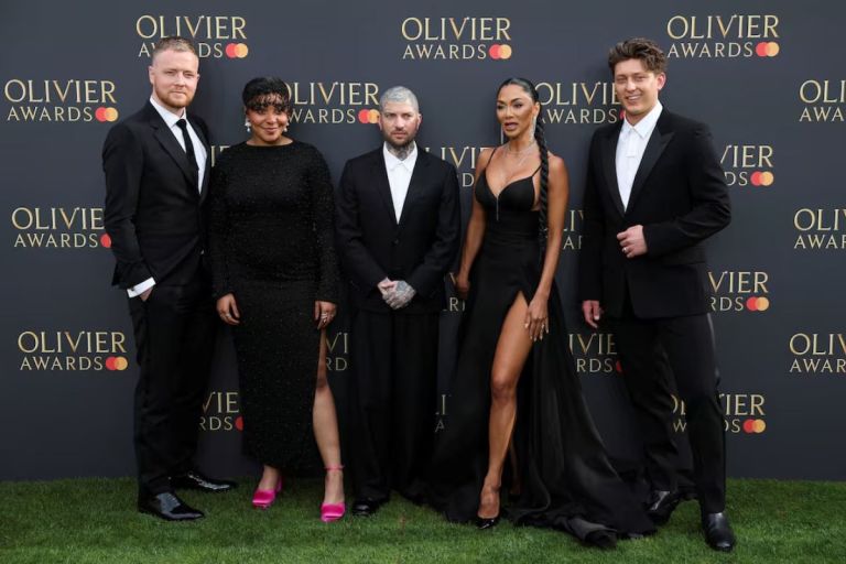 Olivier Awards: Λαμπερές αφίξεις στο «πράσινο» χαλί της θεατρικής γιορτής