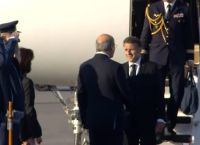 Με μία ώρα καθυστέρηση έφθασε ο Μακρόν στην Αθήνα [vid]