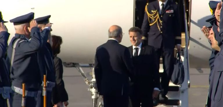 Με μία ώρα καθυστέρηση έφθασε ο Μακρόν στην Αθήνα [vid]