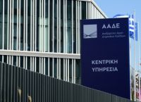 «Σφυρίζει» η εφορία: 194.000 έλεγχοι & τηλεφωνικό σφυροκόπημα στους οφειλέτες