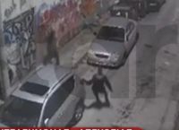 Άγιος Παντελεήμονας: Η στιγμή που ο 29χρονος Παλαιστίνιος σπάει αυτοκίνητα και τον κυνηγούν αστυνομικοί [vid]