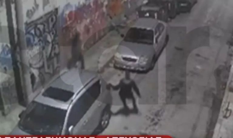 Άγιος Παντελεήμονας: Η στιγμή που ο 29χρονος Παλαιστίνιος σπάει αυτοκίνητα και τον κυνηγούν αστυνομικοί [vid]